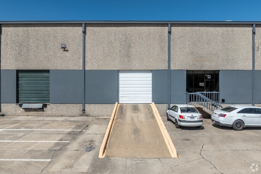 12750 Perimeter Dr, Dallas, TX à louer - Photo du bâtiment - Image 3 de 6