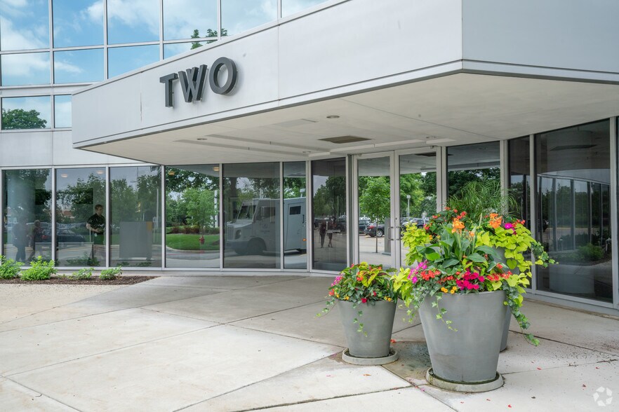 2 Westbrook Corporate Ctr, Westchester, IL for lease - Building Photo - Image 2 of 6