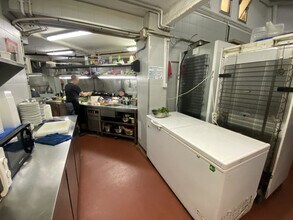 Retail in Barcelona, Barcelona for lease Interior Photo- Image 2 of 4