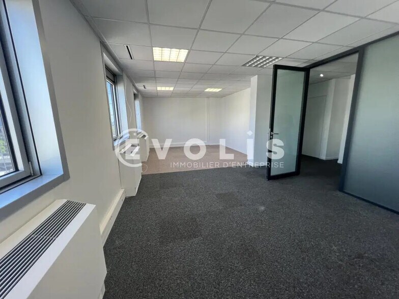 Bureau dans Noisy-le-Grand à louer - Photo du bâtiment - Image 2 de 8