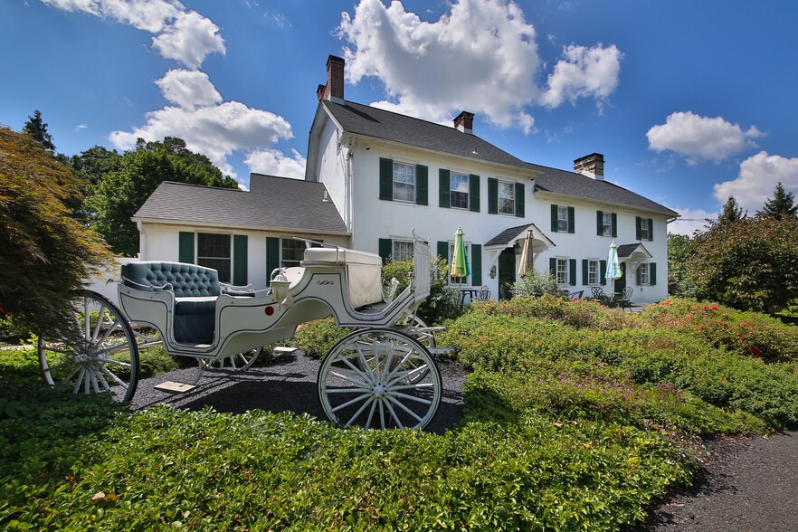 136 E Butler Ave, Chalfont, PA for sale - Primary Photo - Image 1 of 8