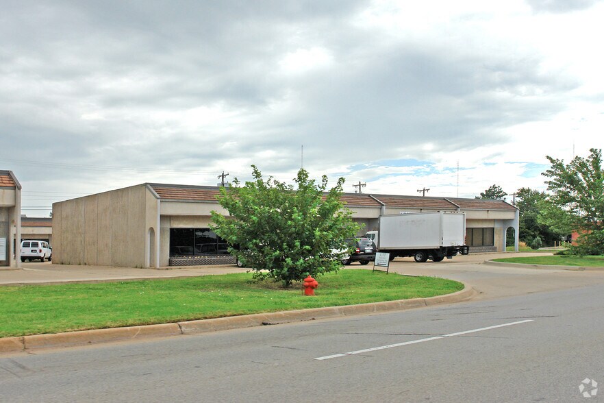 241 W Wilshire Blvd, Oklahoma City, OK à louer - Photo principale - Image 1 de 5