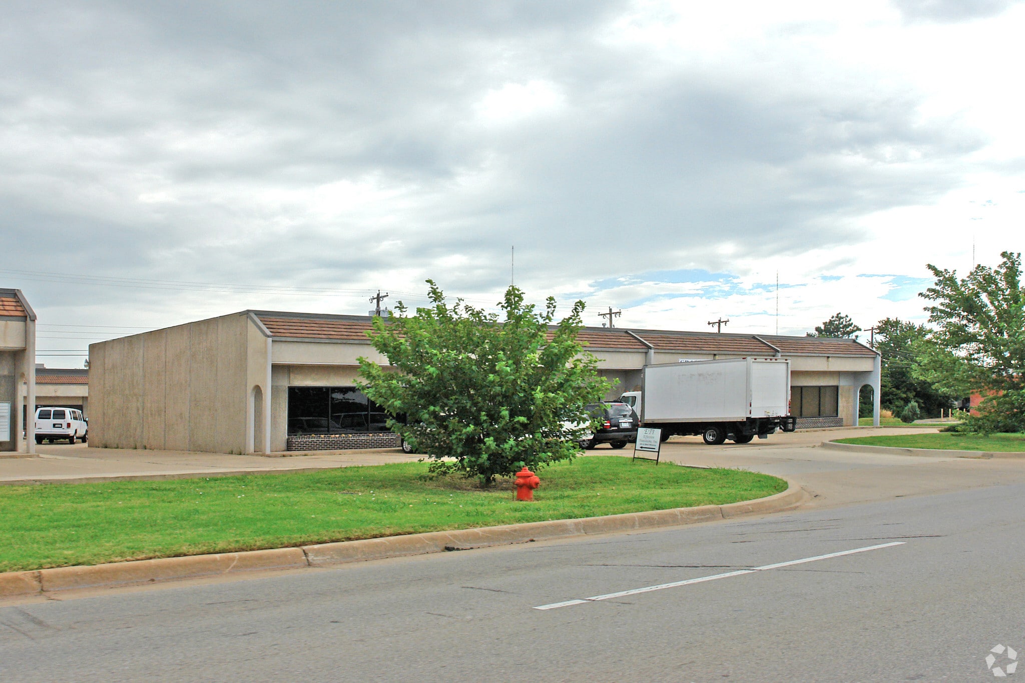 241 W Wilshire Blvd, Oklahoma City, OK for lease Primary Photo- Image 1 of 6