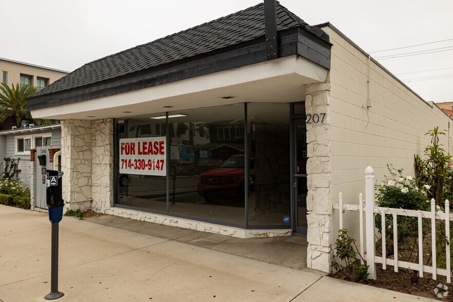 207 5th St, Huntington Beach, CA for lease - Primary Photo - Image 1 of 11