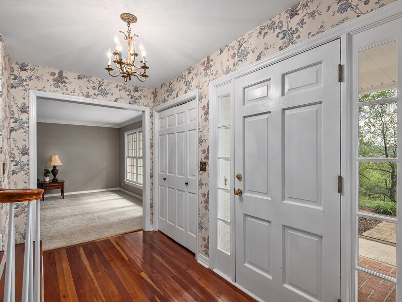 1963 Crymes Cove Rd, Waynesville, NC à vendre - Photo du bâtiment - Image 2 de 47