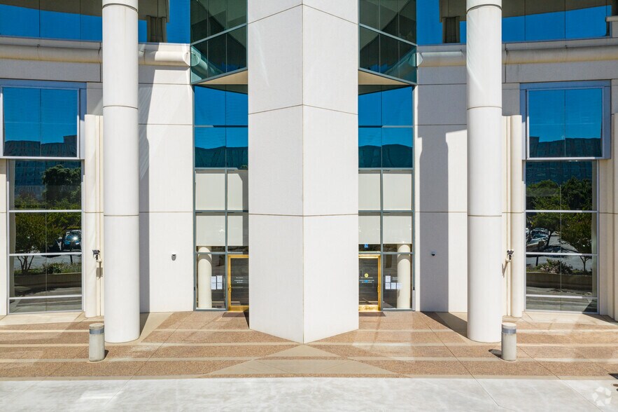 303 Twin Dolphin Dr, Redwood City, CA à louer - Photo du bâtiment - Image 3 de 14