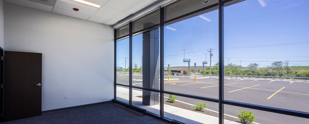 2700 York Rd, Elk Grove Village, IL for lease - Building Photo - Image 3 of 10