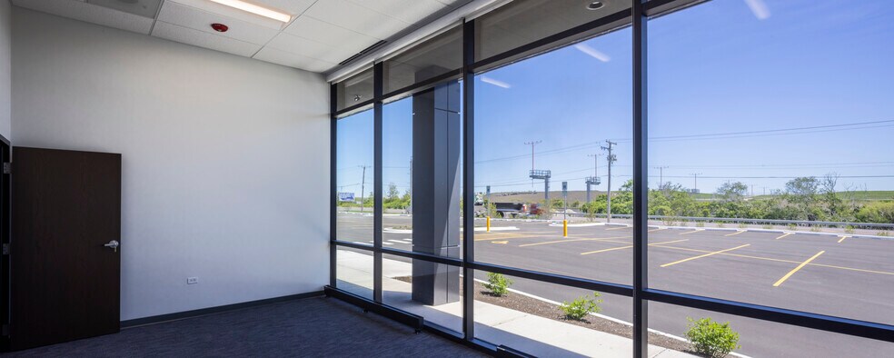 2700 York Rd, Elk Grove Village, IL à louer - Photo du bâtiment - Image 3 de 10