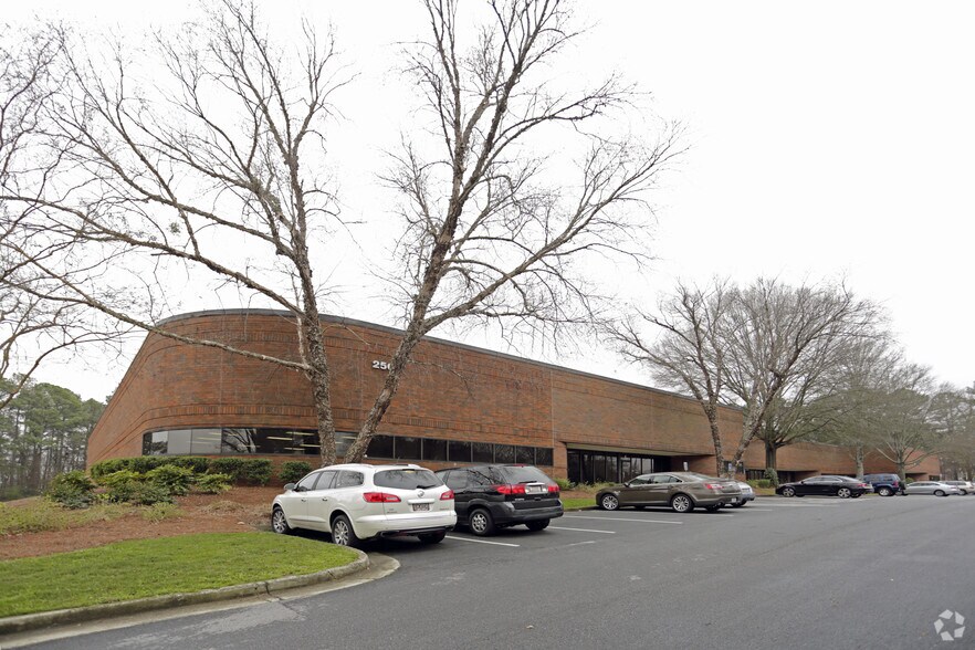 2500 Meadowbrook Pky, Duluth, GA à louer - Photo principale - Image 1 de 3