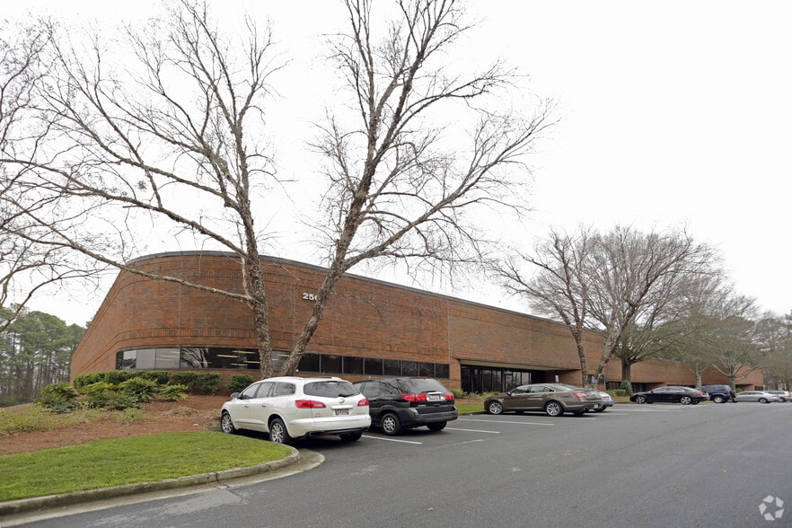 2500 Meadowbrook Pky, Duluth, GA for lease - Primary Photo - Image 1 of 3