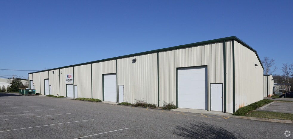 1074 Pulaski St, Riverhead, NY à louer - Photo principale - Image 2 de 4