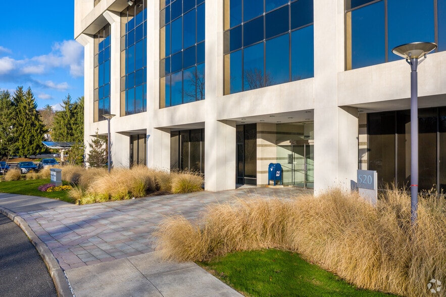 520 White Plains Rd, Tarrytown, NY à louer - Photo du bâtiment - Image 2 de 5