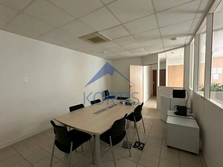 Office in Limas for lease - Interior Photo - Image 2 of 3