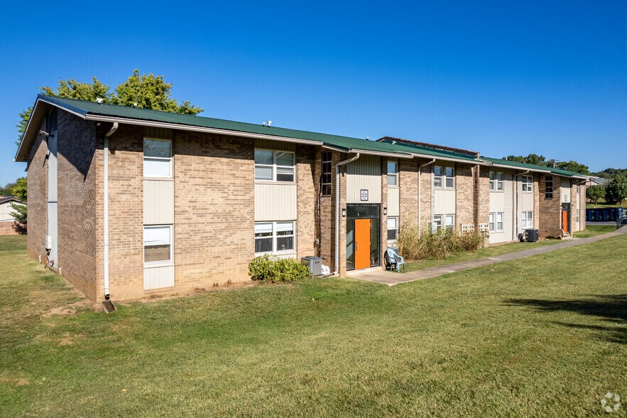 1920 Bowater Dr, Kingsport, TN for sale - Primary Photo - Image 1 of 83