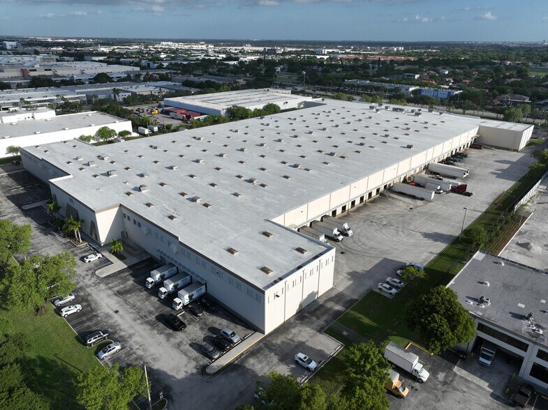 10000 NW 25th St, Doral, FL à louer - Photo du bâtiment - Image 3 de 8