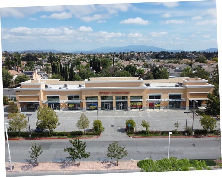 39565 Avenida Acacias, Murrieta, CA à louer - Photo du bâtiment - Image 2 de 7