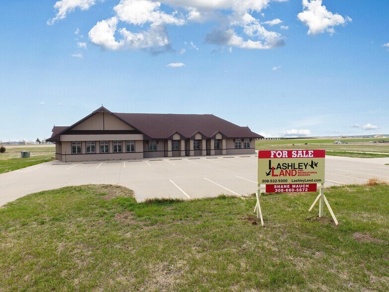 202 Diamond Springs Trl, Ogallala, NE à vendre - Photo du bâtiment - Image 2 de 27