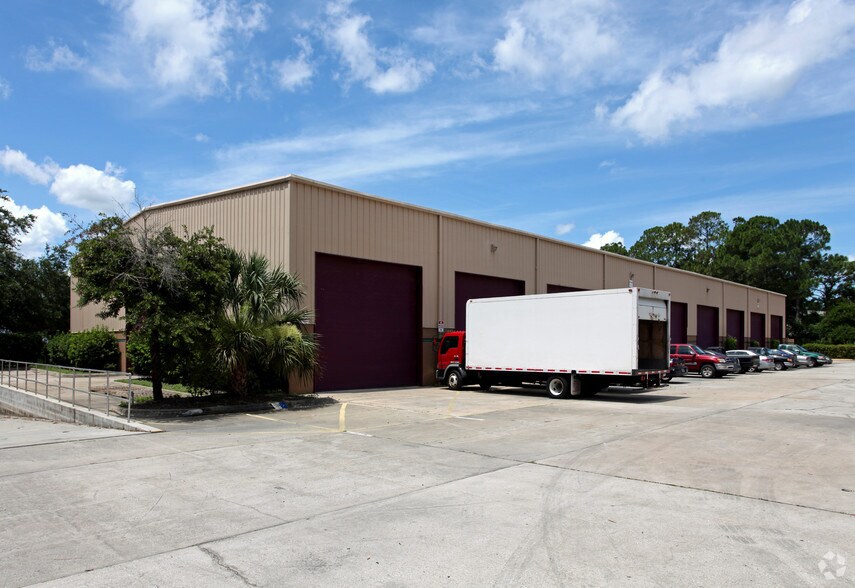 7 W Tower Cir, Ormond Beach, FL à vendre - Photo du bâtiment - Image 2 de 2