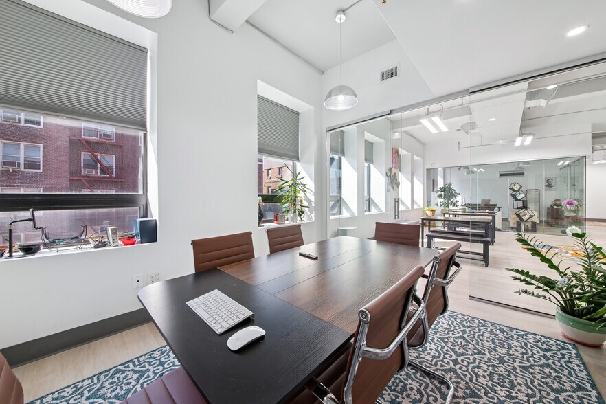 74-09 37th Ave, Jackson Heights, NY à louer - Photo du bâtiment - Image 3 de 12