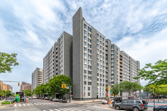 Plus de détails pour 1968 1st Ave, New York, NY - Commerce de détail à louer