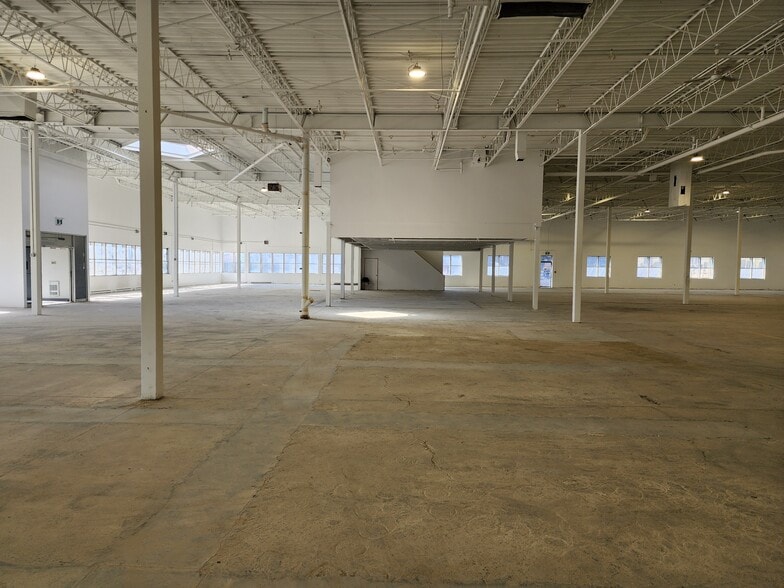 5655-5695 Rue Ferrier, Mont-Royal, QC for sale - Building Photo - Image 3 of 9