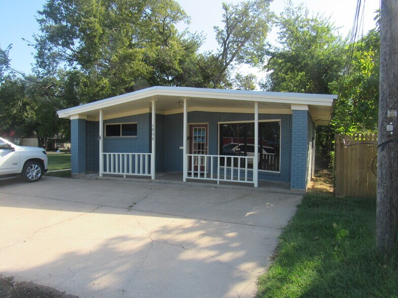 1802 N Center St, Bonham, TX à vendre - Photo du bâtiment - Image 2 de 25