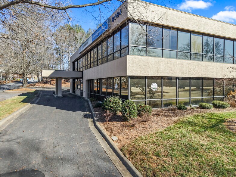 8064 North Point Blvd, Winston-Salem, NC à louer - Photo du bâtiment - Image 2 de 4