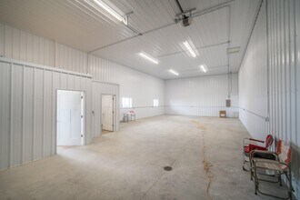 3439 County Hwy D, West Bend, WI à louer Photo intérieure- Image 2 de 4