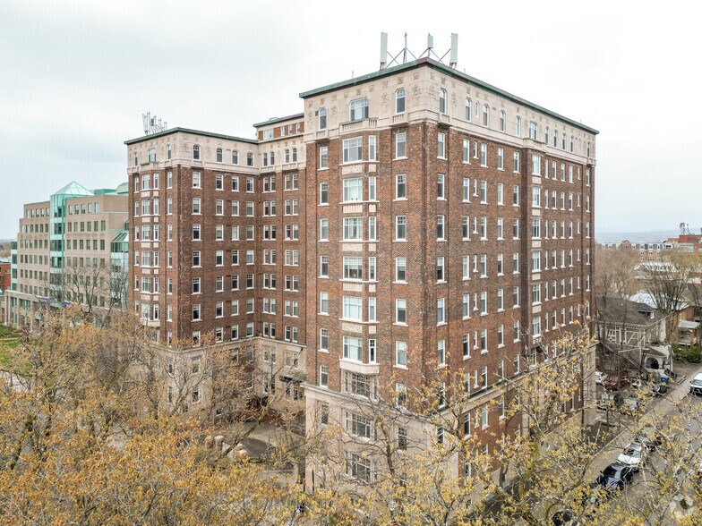 200-220 Grande Allée E, Québec, QC à louer - Photo du bâtiment - Image 3 de 4