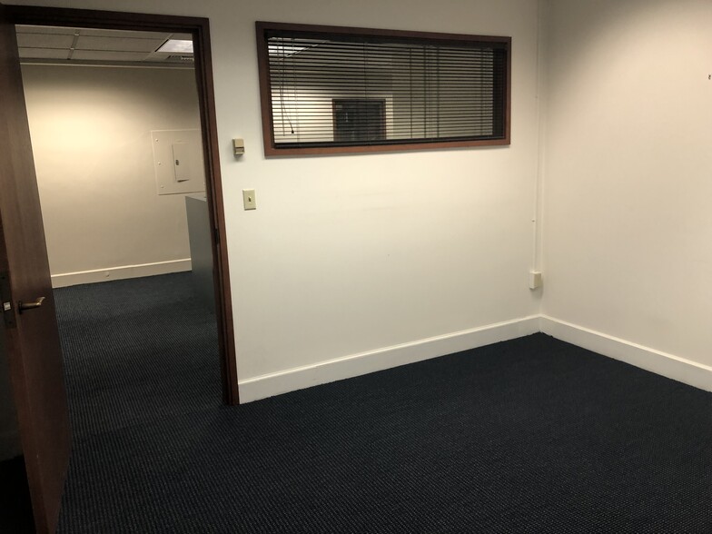 705 2nd Ave, Seattle, WA for lease - Interior Photo - Image 3 of 12