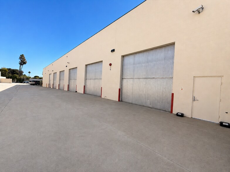 8100 Deering Ave, Canoga Park, CA à louer - Photo du bâtiment - Image 3 de 4