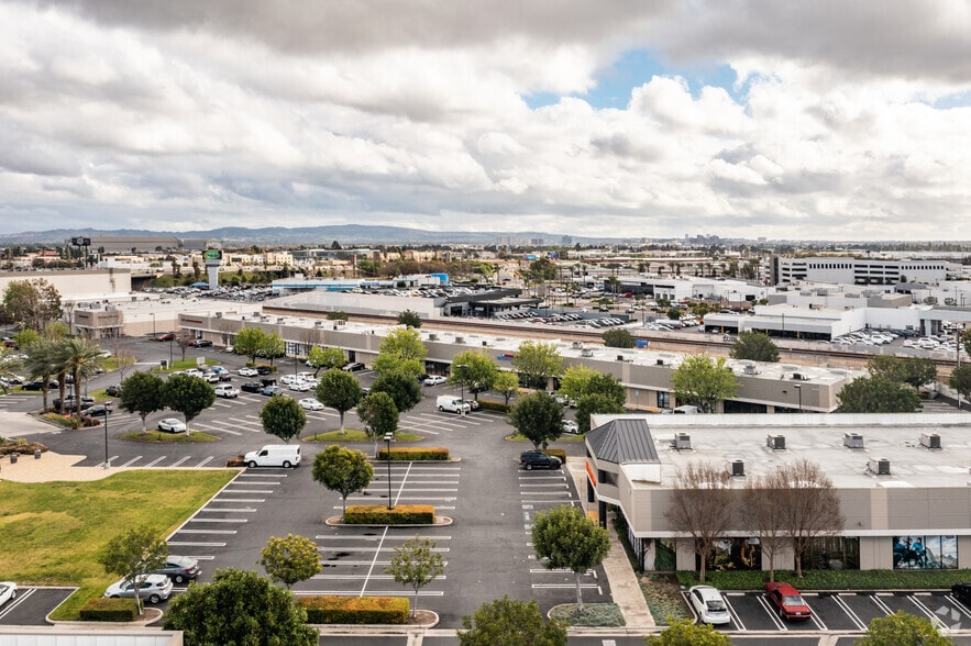 1430 Village Way, Santa Ana, CA à louer - Aérien - Image 3 de 5