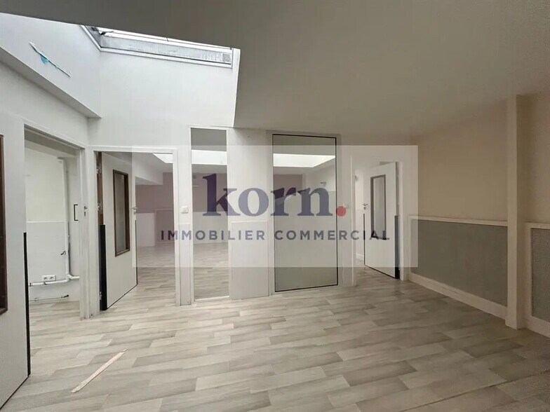 Retail in Saint-Cloud for lease - Interior Photo - Image 3 of 6