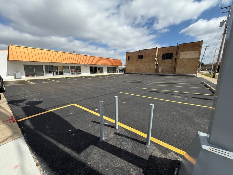 704 E Kensington Rd, Arlington Heights, IL for lease - Building Photo - Image 1 of 2