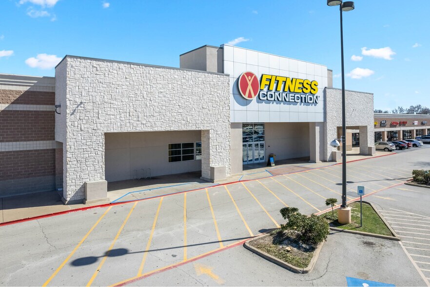 8428 Denton Hwy, Watauga, TX à vendre - Photo du bâtiment - Image 2 de 5