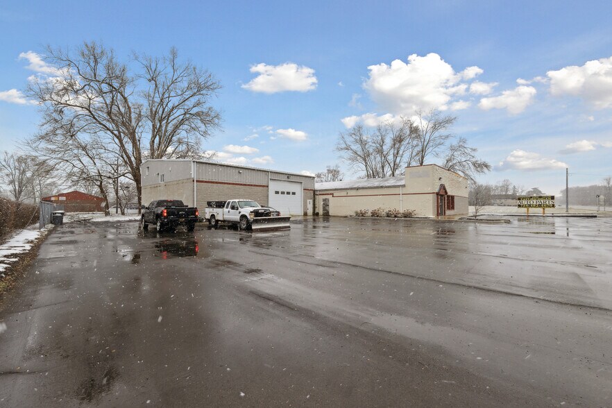 2502 E Michigan Ave, Ypsilanti, MI à louer - Photo du bâtiment - Image 2 de 44