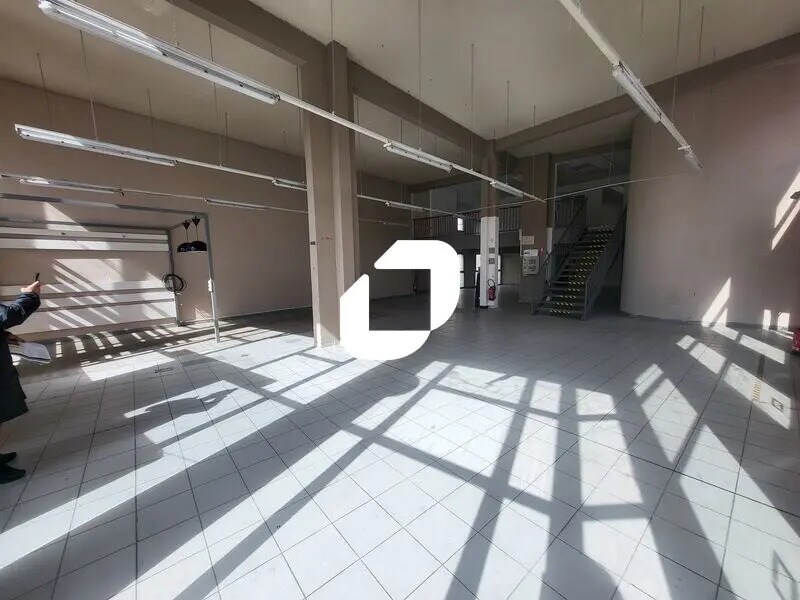 Retail in Houilles for lease Interior Photo- Image 1 of 2