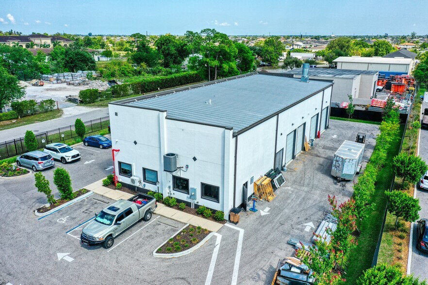 329 NE 3rd Ave, Cape Coral, FL à vendre - Photo du bâtiment - Image 2 de 9