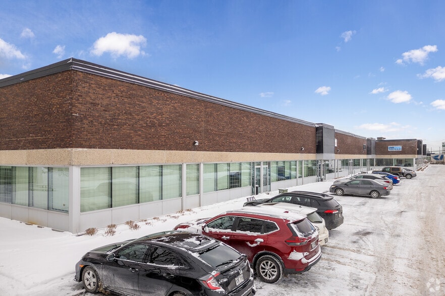 2401-2465 Ave 46th, Montréal, QC à louer - Photo du bâtiment - Image 2 de 7