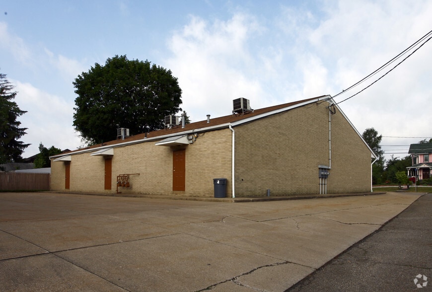 930-938 Amherst Rd, Massillon, OH à louer - Photo du bâtiment - Image 2 de 3