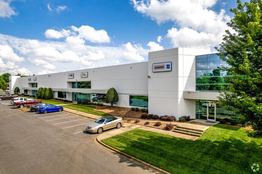 2217 Distribution Center Dr, Charlotte, NC à louer - Photo du bâtiment - Image 3 de 11
