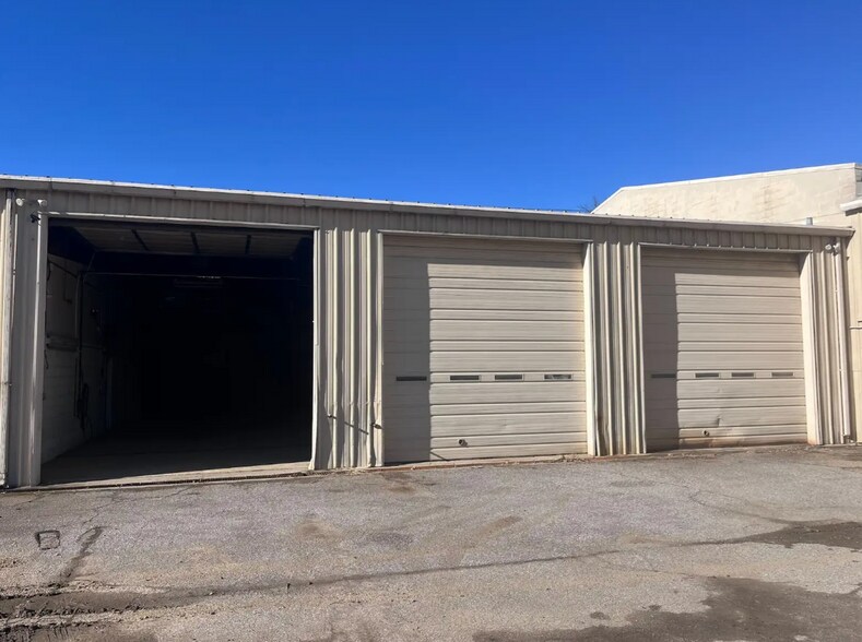 609 E Utica St, Sellersburg, IN à louer - Photo du bâtiment - Image 2 de 5