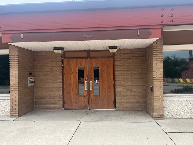 111 N Main St, Mayville, WI à vendre - Photo du bâtiment - Image 2 de 22