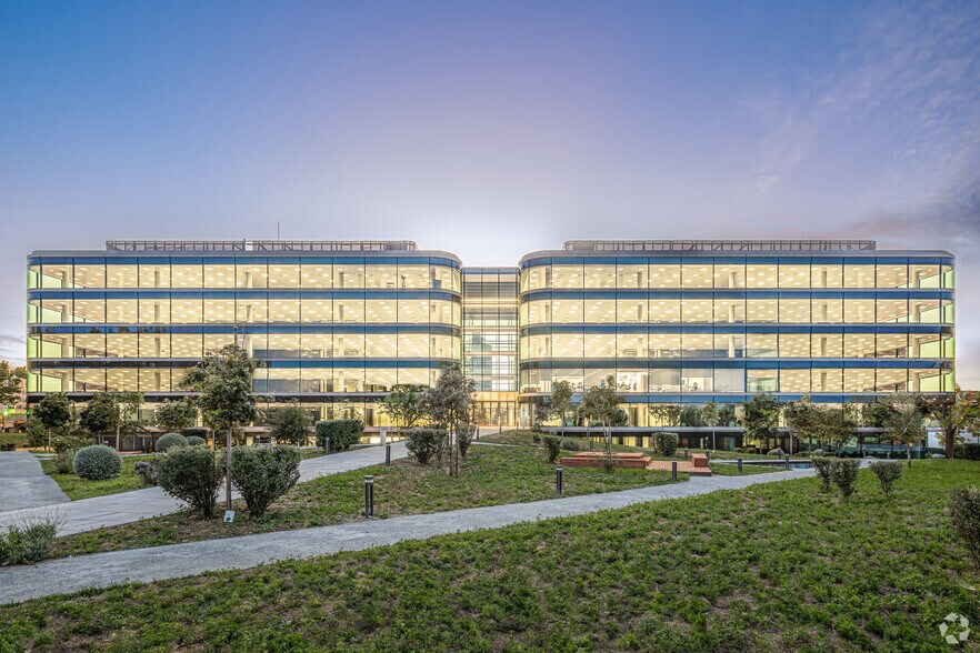 Calle Nanclares de Oca, 17, Madrid, Madrid for lease - Building Photo - Image 1 of 35