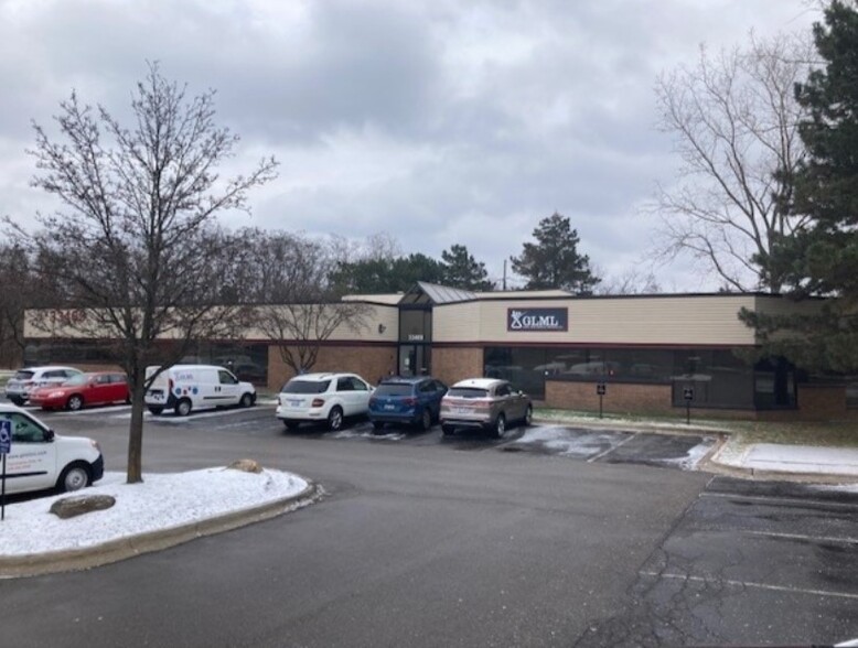 33469 W 14 Mile Rd, Farmington Hills, MI for lease - Building Photo - Image 1 of 3