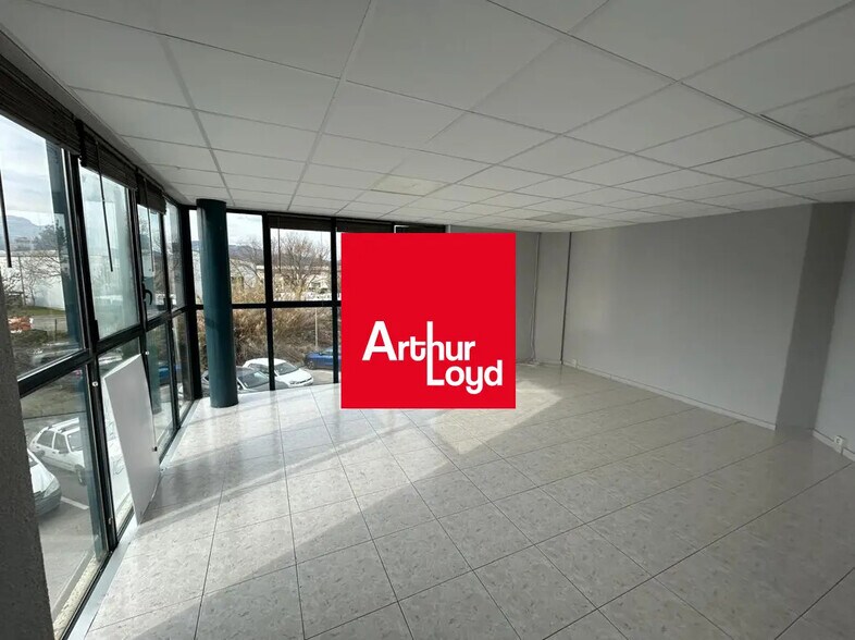 Office in Aubagne for lease - Interior Photo - Image 1 of 5