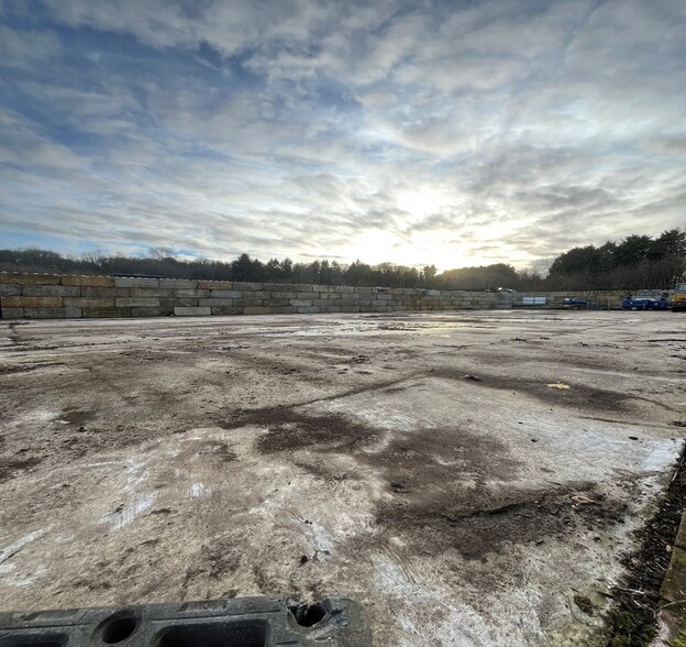 1-6 Nutfield Rd, Merstham for lease - Building Photo - Image 1 of 11