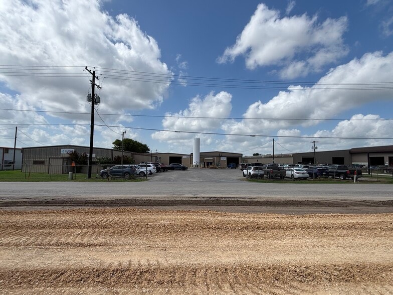 2251 Rudeloff Rd, Seguin, TX for sale - Building Photo - Image 2 of 4