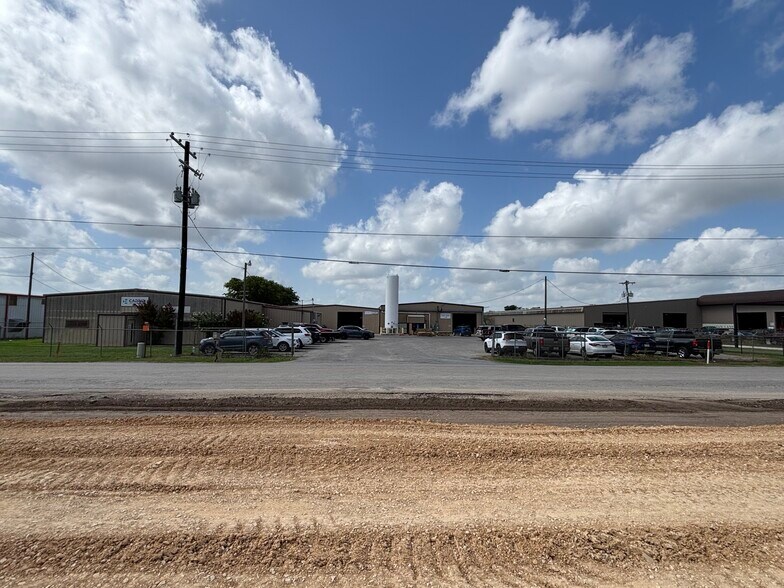 2251 Rudeloff Rd, Seguin, TX à vendre - Photo du bâtiment - Image 2 de 4