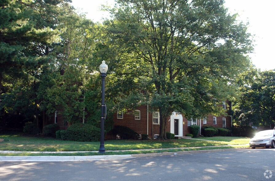 1217 N Kensington St, Arlington, VA à vendre - Photo du bâtiment - Image 1 de 46